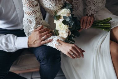 Gelin ve damadın parmaklarındaki alyansları kapatın. Düğün fotoğrafı oturumu.