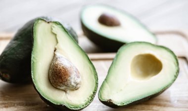 Taze olgun bir avokadodan kesilmiş. Sağlıklı gıda, diyet ve çiğ gıda diyeti kavramı.