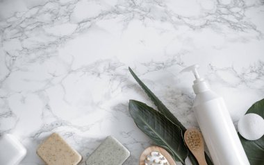 Mermer bir yüzeyde bakım ürünleri ve banyo aksesuarları. Sağlık, güzellik ve kişisel hijyen kavramı.