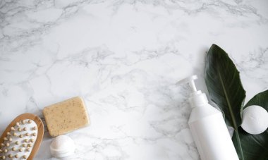Mermer bir yüzeyde bakım ürünleri ve banyo aksesuarları. Sağlık, güzellik ve kişisel hijyen kavramı.