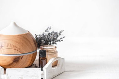 Hava nemlendiricisi ve doğal lavanta aromalı yağlı spa..