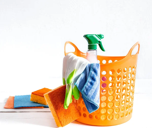 Temizlik Ürünlerini Parlak Bir Sepette Kapat Temizliği Sürdürmek Için Araçlar — Stok fotoğraf