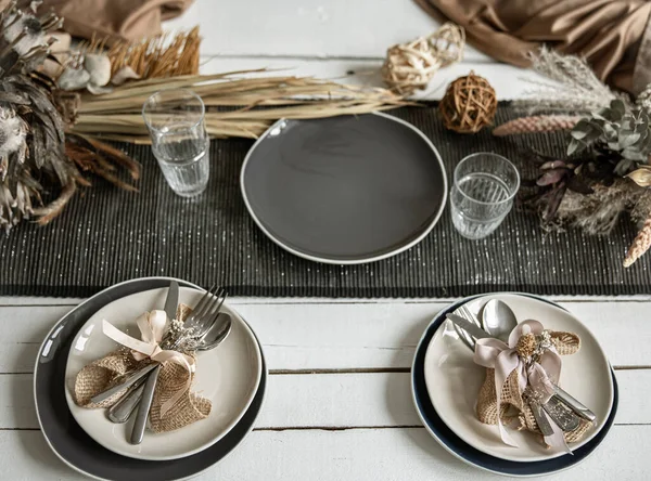 Vajilla Cubiertos Elegantes Una Mesa Juego Colores Café Con Elementos — Foto de Stock