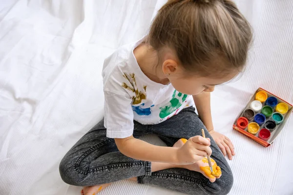 Niño Dibuja Patrón Pie Con Cepillo Dibujo Divertido Con Colores — Foto de Stock