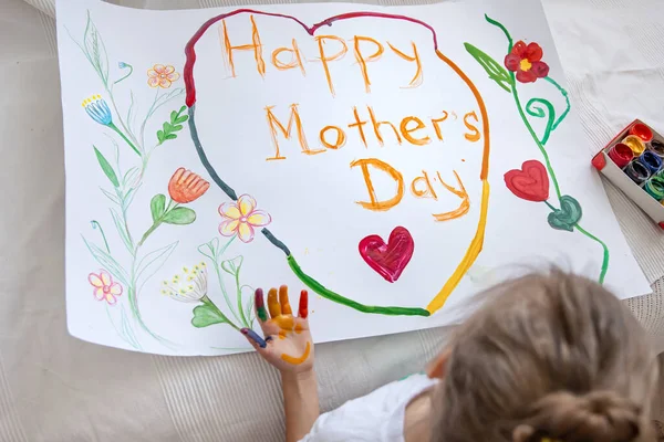 Bambina Dipinge Biglietto Auguri Mamma Nel Giorno Della Mamma Con — Foto Stock