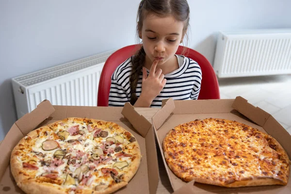 소녀는 종류의 피자를 먹을지 합니다 — 스톡 사진