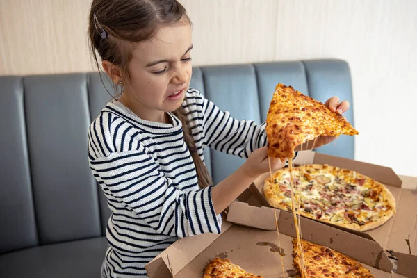 Küçük Kız Öğle Yemeğinde Iştah Açıcı Peynirli Pizza Yiyor Lezzetli — Stok fotoğraf