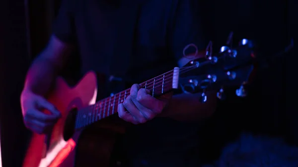 一个男人在黑暗的房间里弹奏吉他 现场表演 听觉音乐会 — 图库照片