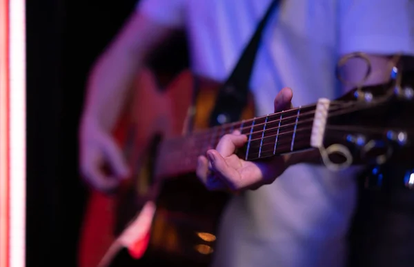 Homem Toca Guitarra Acústica Num Quarto Escuro Performance Vivo Concerto — Fotografia de Stock