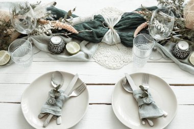 Ahşap bir yüzey üzerinde İskandinav dekor detaylarıyla süslü şık bir masa..