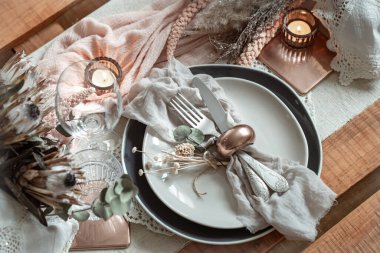 Düğün için yanan mumlar ve kurumuş çiçeklerle dolu romantik masa dekoratif detaylarla dolu..