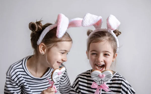 Dvě Vtipné Sestřičky Pózují Velikonočním Perníčkem Podobě Králičích Tváří — Stock fotografie