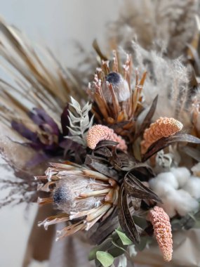 Kurumuş çiçeklerin çiçek kompozisyonu bayram için ya da hediye için..