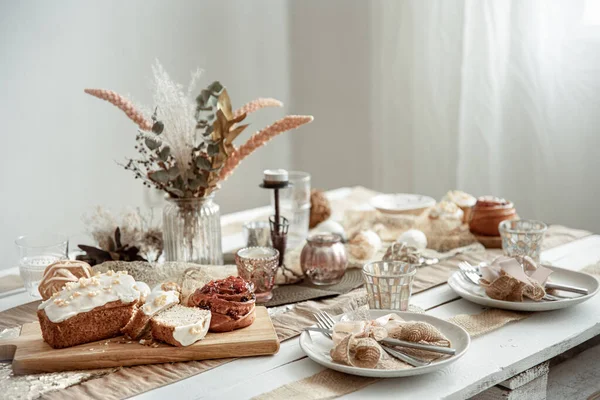 Tavolo Festivo Con Una Splendida Cornice Dolci Pasquali Appena Sfornati — Foto Stock