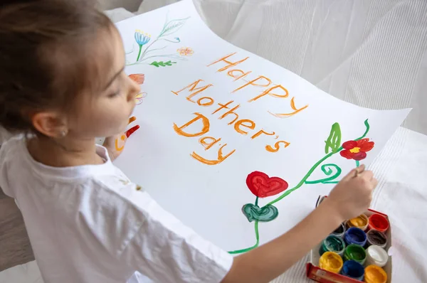 Bambina Dipinge Biglietto Auguri Mamma Giorno Della Mamma Con Iscrizione — Foto Stock