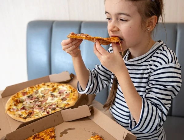 Küçük Kız Öğle Yemeğinde Iştah Açıcı Peynirli Pizza Yiyor Lezzetli — Stok fotoğraf