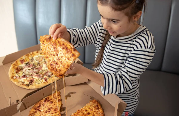 Küçük Kız Öğle Yemeğinde Iştah Açıcı Peynirli Pizza Yiyor Lezzetli — Stok fotoğraf