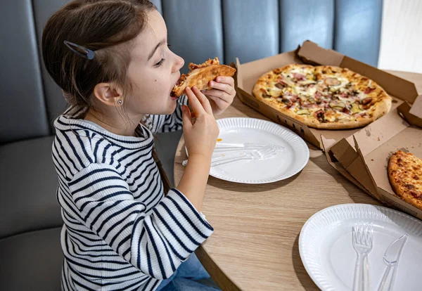 Küçük Kız Öğle Yemeğinde Iştah Açıcı Peynirli Pizza Yiyor Lezzetli — Stok fotoğraf