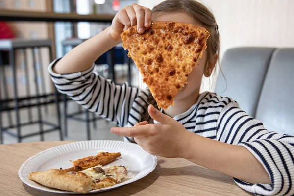 Zabawna Dziewczynka Jedząca Pizzę Lunch Bliska — Zdjęcie stockowe