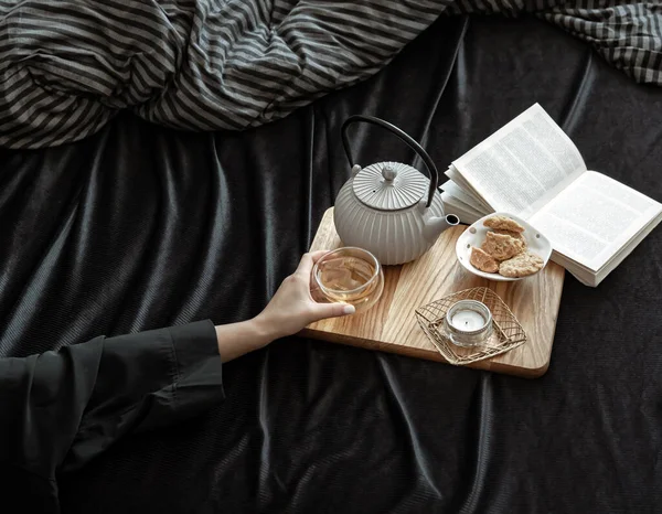 Una Mujer Desayuna Cama Con Galletas Acostada Cama Día Libre — Foto de Stock