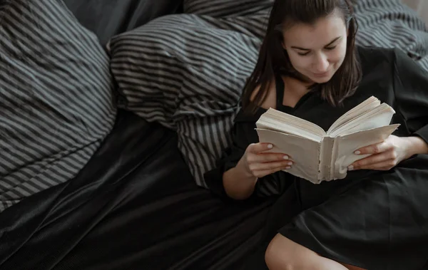 Sıcak Bir Yatakta Uzanmış Kitap Okuyan Çekici Bir Kadını Yakından — Stok fotoğraf