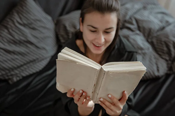 Pijamalı Çekici Genç Bir Kadın Kitap Okurken Yatakta Dinleniyor — Stok fotoğraf