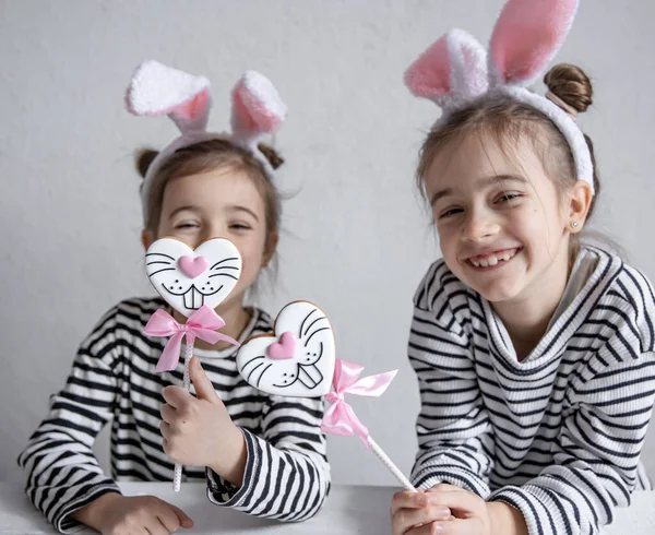 Vtipné Malé Sestřičky Velikonočními Perníčky Podobě Králičích Tváří Králičími Ušima — Stock fotografie