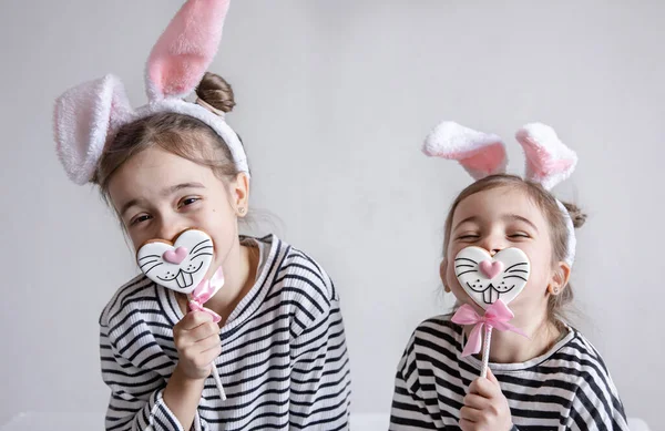 Dvě Vtipné Sestřičky Pózují Velikonočním Perníčkem Podobě Králičích Tváří — Stock fotografie
