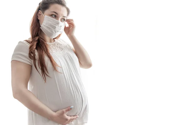 Oczekująca Matka Białej Koszulce Maską Ochronną Przed Koronawirusem Twarzy — Zdjęcie stockowe