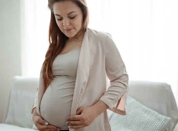 Portrait Une Future Mère Avec Gros Ventre Dans Salon Près — Photo