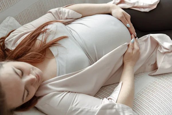 Mujer Embarazada Con Estilo Último Mes Descansando Sofá Casa Cerca — Foto de Stock