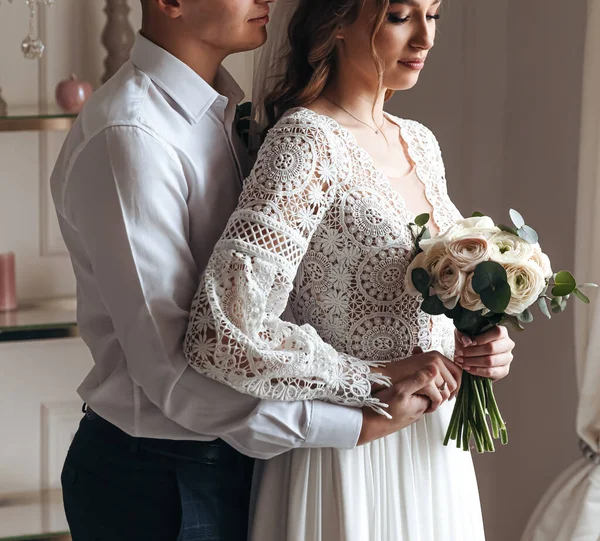 Novio Abraza Suavemente Novia Hermoso Vestido Encaje Con Ramo Flores —  Fotos de Stock