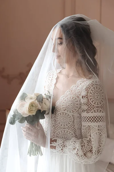 Молодая Невеста Красивом Кружевном Платье Бохо Длинной Вуалью Свадебная Фотосессия — стоковое фото