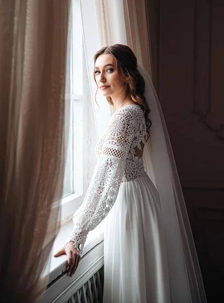 Una Joven Novia Hermoso Vestido Encaje Boho Encuentra Ventana Sesión —  Fotos de Stock