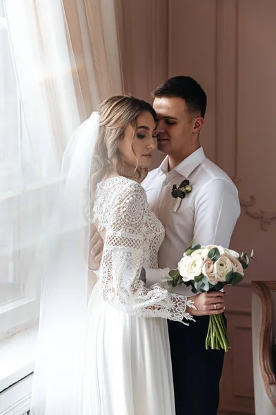 Novio Abraza Suavemente Novia Con Hermoso Vestido Novia Boho Sesión —  Fotos de Stock