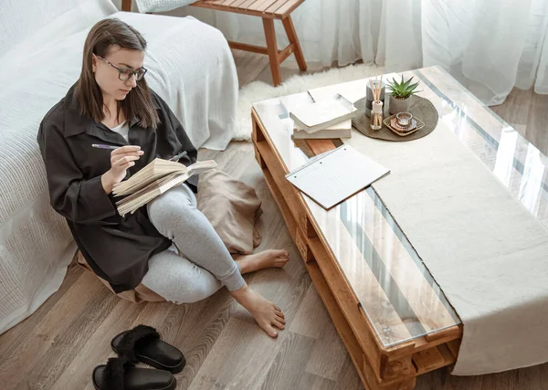 Eine Junge Studentin Mit Brille Erledigt Hausaufgaben Sitzt Auf Einem — Stockfoto