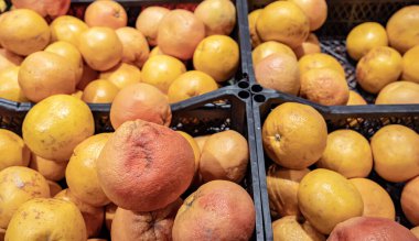 Bir markette taze portakalları sandıklara koyup kapatıyoruz..