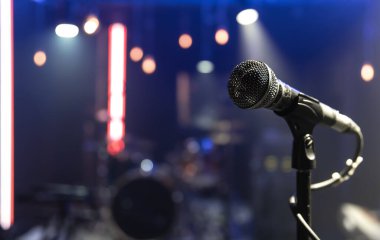 Konser sahnesinde güzel ışıklandırmalı bir mikrofonu kapat..