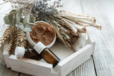 Doğal vücut bakım ürünleri ile kırsal bir tarzda spa bileşimi.