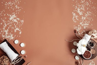 Orkide çiçeği, doğal vücut fırçası ve dekoratif elementlerle dolu bir spa..