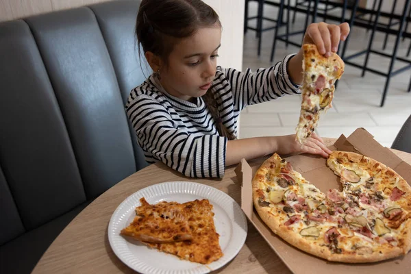 Vicces Kislány Pizzát Eszik Egy Kartondobozban Ebédre — Stock Fotó