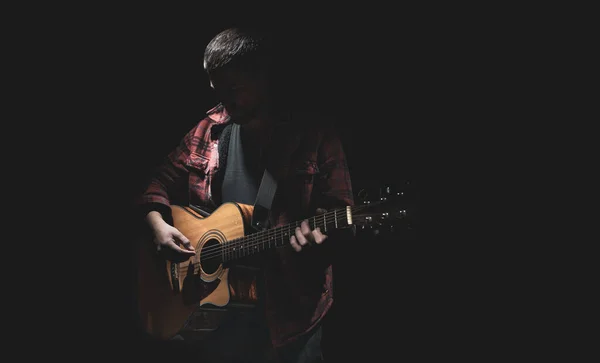 Guitariste Masculin Jouant Guitare Acoustique Dans Une Pièce Sombre — Photo