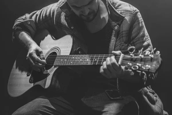 Músico Toca Guitarra Enquanto Está Sentado Quarto Escuro — Fotografia de Stock