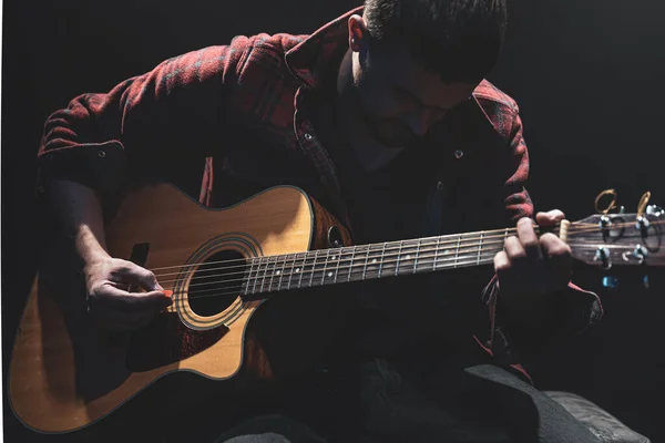 Músico Toca Guitarra Mientras Está Sentado Una Habitación Oscura — Foto de Stock