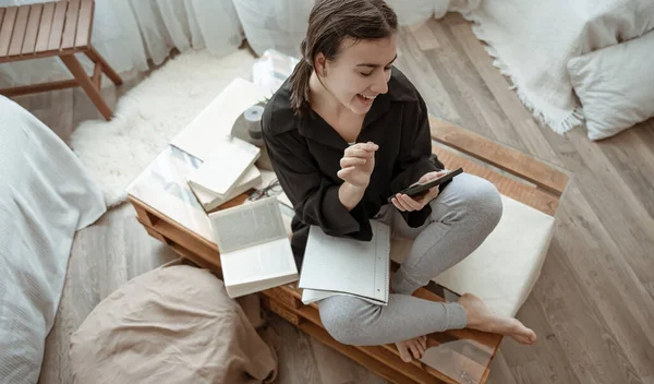 Uma Menina Atraente Com Caderno Livros Telefone Está Estudando Trabalhando — Fotografia de Stock