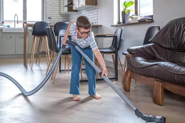 Liten Pojke Med Glasögon Städar Huset Med Dammsugare — Stockfoto