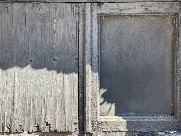 放棄された建物の中の古い暗い窓を閉じる — ストック写真