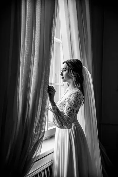 Молодая Невеста Красивом Кружевном Платье Бохо Стоит Окна Свадебная Фотосессия — стоковое фото