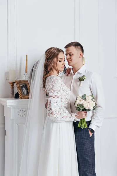 Novio Abraza Novia Vestido Novia Encaje Estilo Boho Una Habitación —  Fotos de Stock