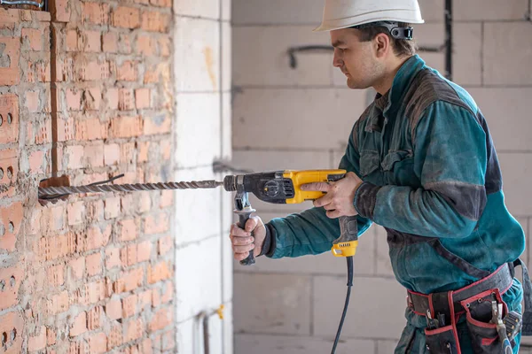 Handyman Færd Med Bore Væg Med Perforator - Stock-foto